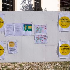 05 - Programmtafel vor der Kirche